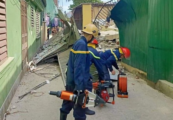 Hà Tĩnh: Nhà sập khi đang sửa, có người bị vùi lấp dưới đống đổ nát - Ảnh 3.