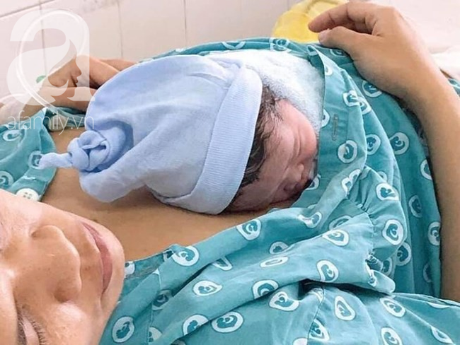 Chưa kịp đến viện, một sản phụ đẻ rơi con thứ 5 ngay trên đường ở trung tâm Sài Gòn - Ảnh 2.
