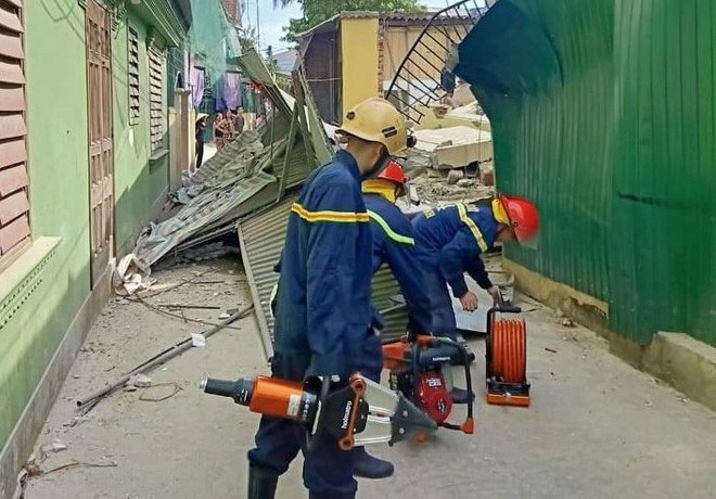 Hiện trường vụ sập nhà tại Hà Tĩnh vùi lấp người bên trong - Ảnh 3.
