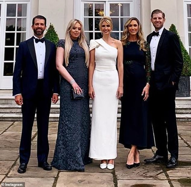 Ivanka Trump gây thương nhớ khi xuất hiện rực rỡ tại sân bay tạm biệt nước Anh, cả gia đình Tổng thống Mỹ lại gây bão truyền thông - Ảnh 4.