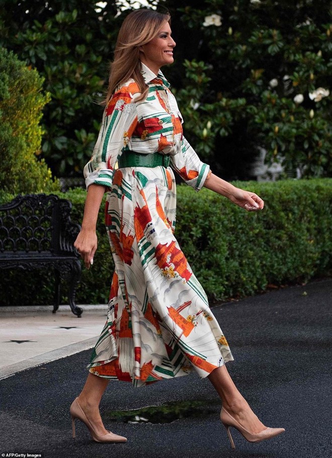 Vừa được khen mặc đẹp, bà Melania Trump lại tụt điểm thời trang vì chiếc “mũ đĩa bay” - Ảnh 6.