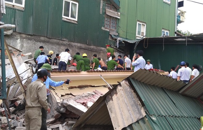 Hiện trường vụ sập nhà tại Hà Tĩnh vùi lấp người bên trong - Ảnh 7.