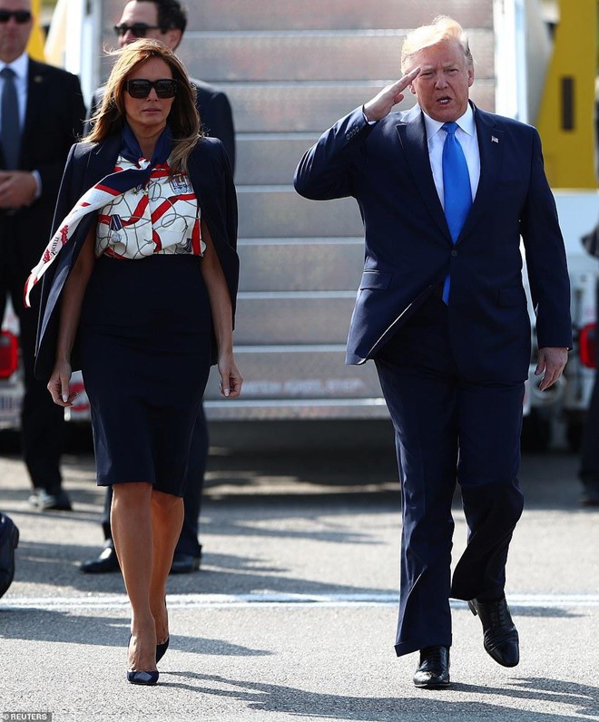 Vừa được khen mặc đẹp, bà Melania Trump lại tụt điểm thời trang vì chiếc “mũ đĩa bay” - Ảnh 7.