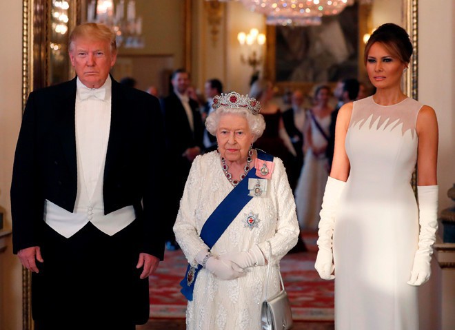 Vừa được khen mặc đẹp, bà Melania Trump lại tụt điểm thời trang vì chiếc “mũ đĩa bay” - Ảnh 9.