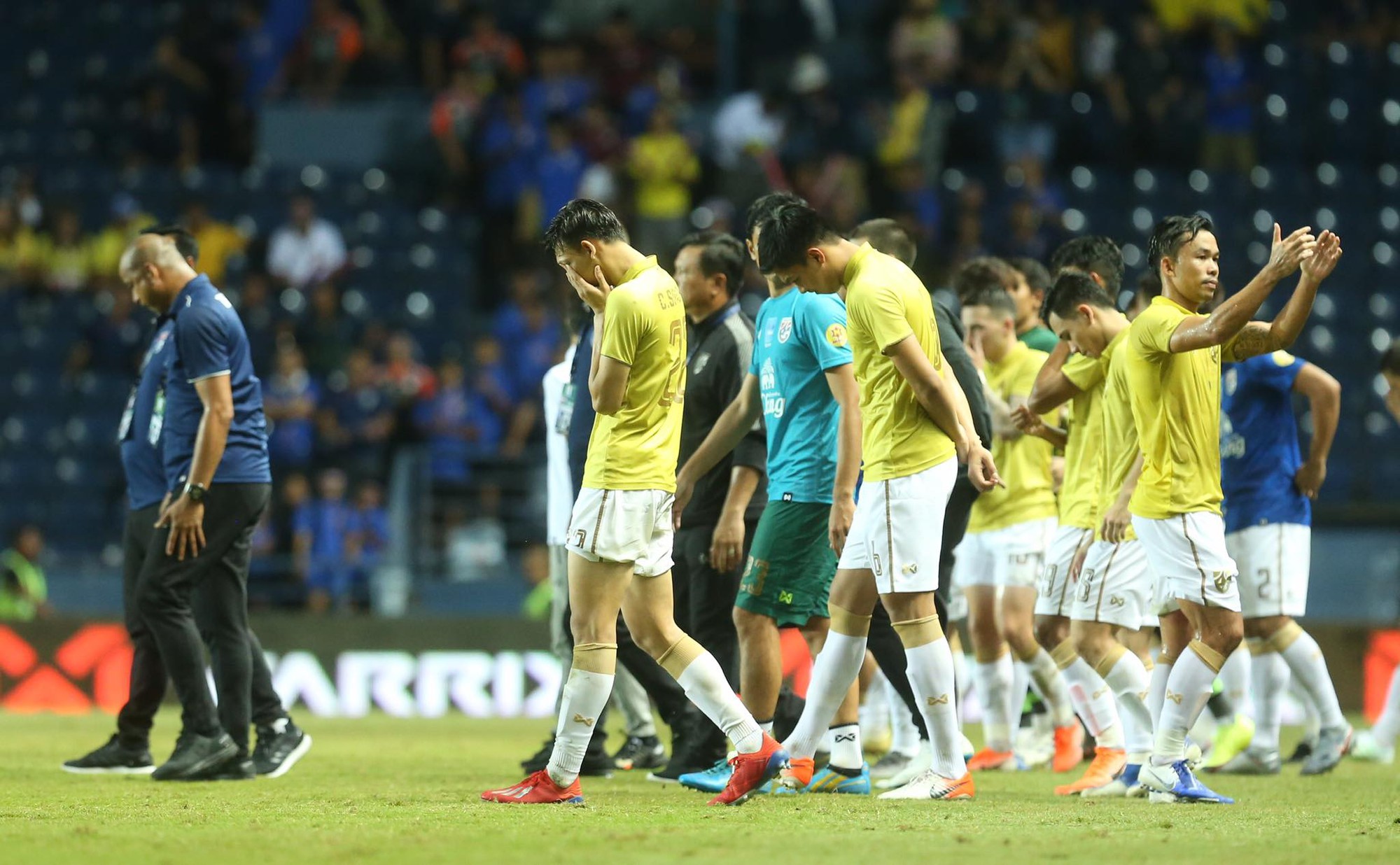 Tuyển Thái đi hết 4 góc sân xin lỗi khán giả nhà, Xuân Trường an ủi đàn em ở Buriram United - Ảnh 9.