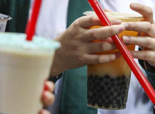 Uống qu&aacute; nhiều tr&agrave; sữa, b&eacute; g&aacute;i bị tắc h&agrave;ng trăm vi&ecirc;n tr&acirc;n ch&acirc;u trong bụng dẫn đến t&aacute;o b&oacute;n trầm trọng - Ảnh 2.