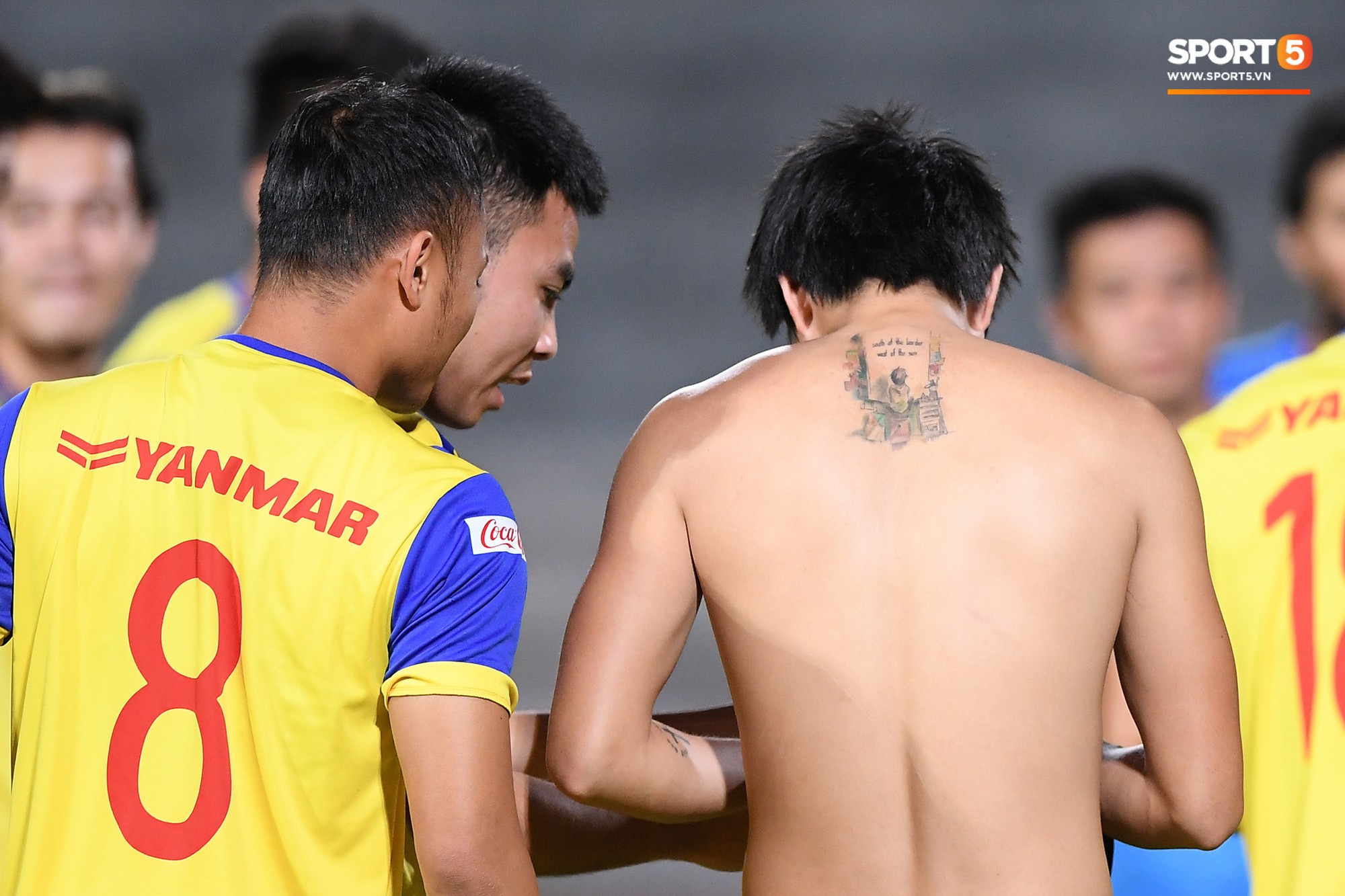 Tiết lộ hình xăm sau lưng Tuấn Anh: Đúng chuẩn mọt sách, lấy cảm hứng từ cuốn sách nổi tiếng của Nhật Bản - Ảnh 4.