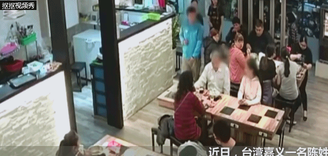 Video: Cô gái bị người đàn ông hắt thẳng nồi lẩu vào mặt vì lý do không tưởng - Ảnh 1.