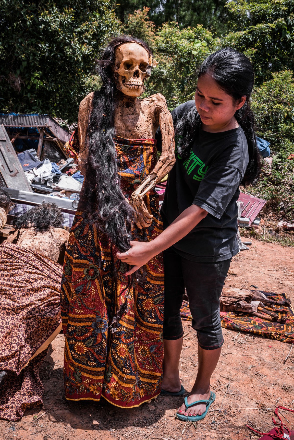 Bộ lạc văn minh nhưng có tập tục mai táng kỳ lạ nhất thế giới: Sống chung với thi thể đến khi nào con cháu đủ tiền tỷ làm đám ma thì chôn - Ảnh 15.