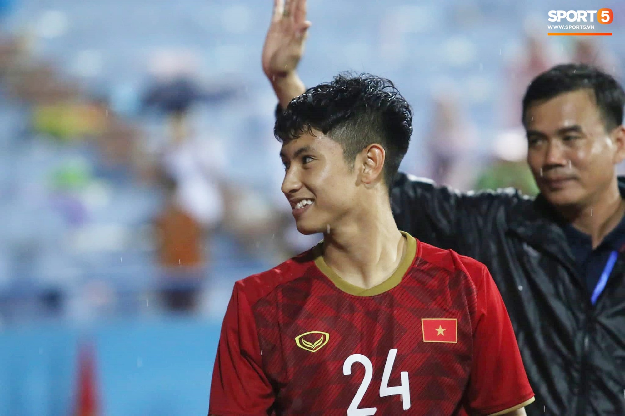 Hình ảnh cảm động: U23 Việt Nam đội mưa đi khắp khán đài cảm ơn người hâm mộ sau trận thắng U23 Myanmar - Ảnh 7.