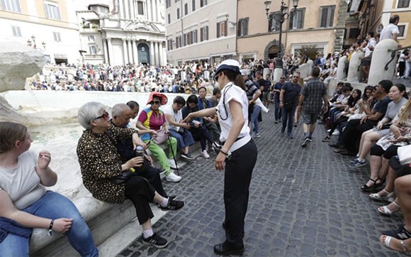 Rome chính thức gia nhập những thành phố “phát cáu” vì du lịch, không cẩn thận là khách tham quan bị cấm vĩnh viễn như chơi - Ảnh 2.