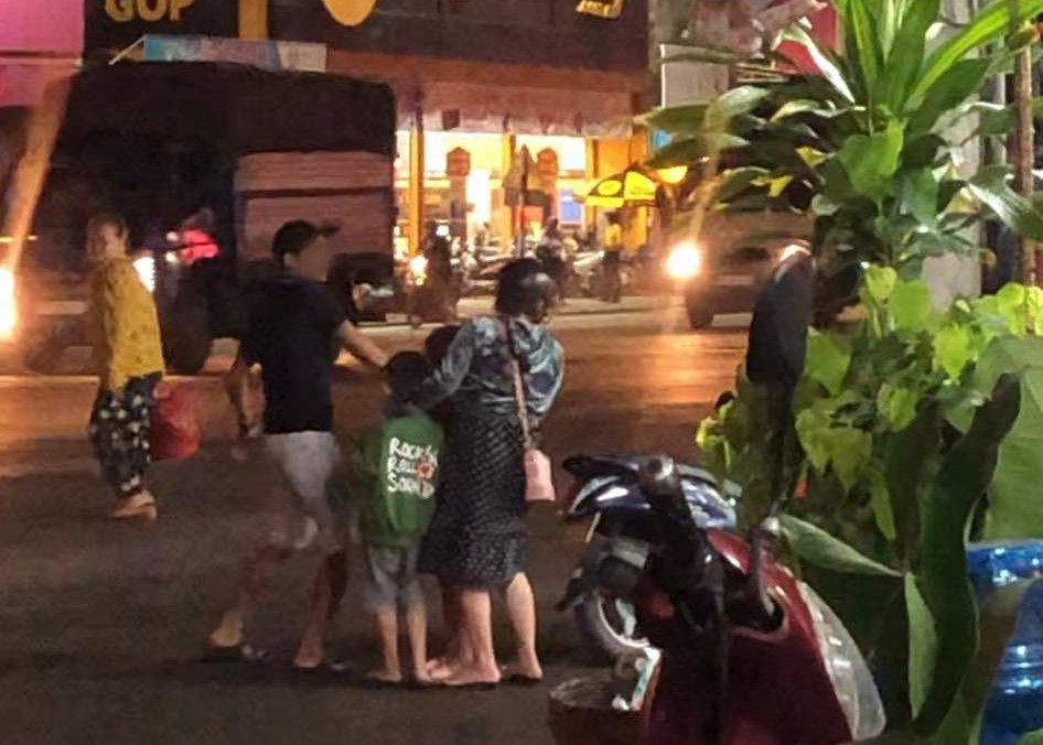Nóng mắt cảnh vợ bụng mang dạ chửa vẫn bị chồng đánh đập ngay giữa đường, 2 con nhỏ sợ hãi nhìn bố đánh mẹ - Ảnh 5. Nóng mắt cảnh vợ bụng mang dạ chửa vẫn bị chồng đánh đập ngay giữa đường, 2 con nhỏ sợ hãi nhìn bố đánh mẹ - Ảnh 5.