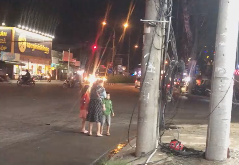 Nóng mắt cảnh vợ bụng mang dạ chửa vẫn bị chồng đánh đập ngay giữa đường, 2 con nhỏ sợ hãi nhìn bố đánh mẹ - Ảnh 4. Nóng mắt cảnh vợ bụng mang dạ chửa vẫn bị chồng đánh đập ngay giữa đường, 2 con nhỏ sợ hãi nhìn bố đánh mẹ - Ảnh 4.