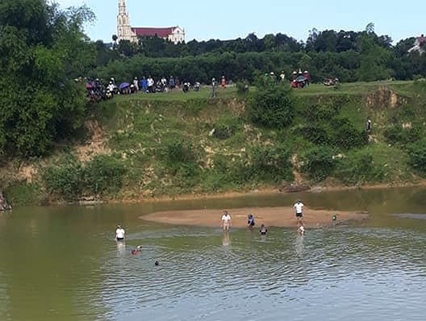 Đi m&ograve; hến, chồng v&agrave; con ri&ecirc;ng đuối nước tử vong thương t&acirc;m - Ảnh 1.