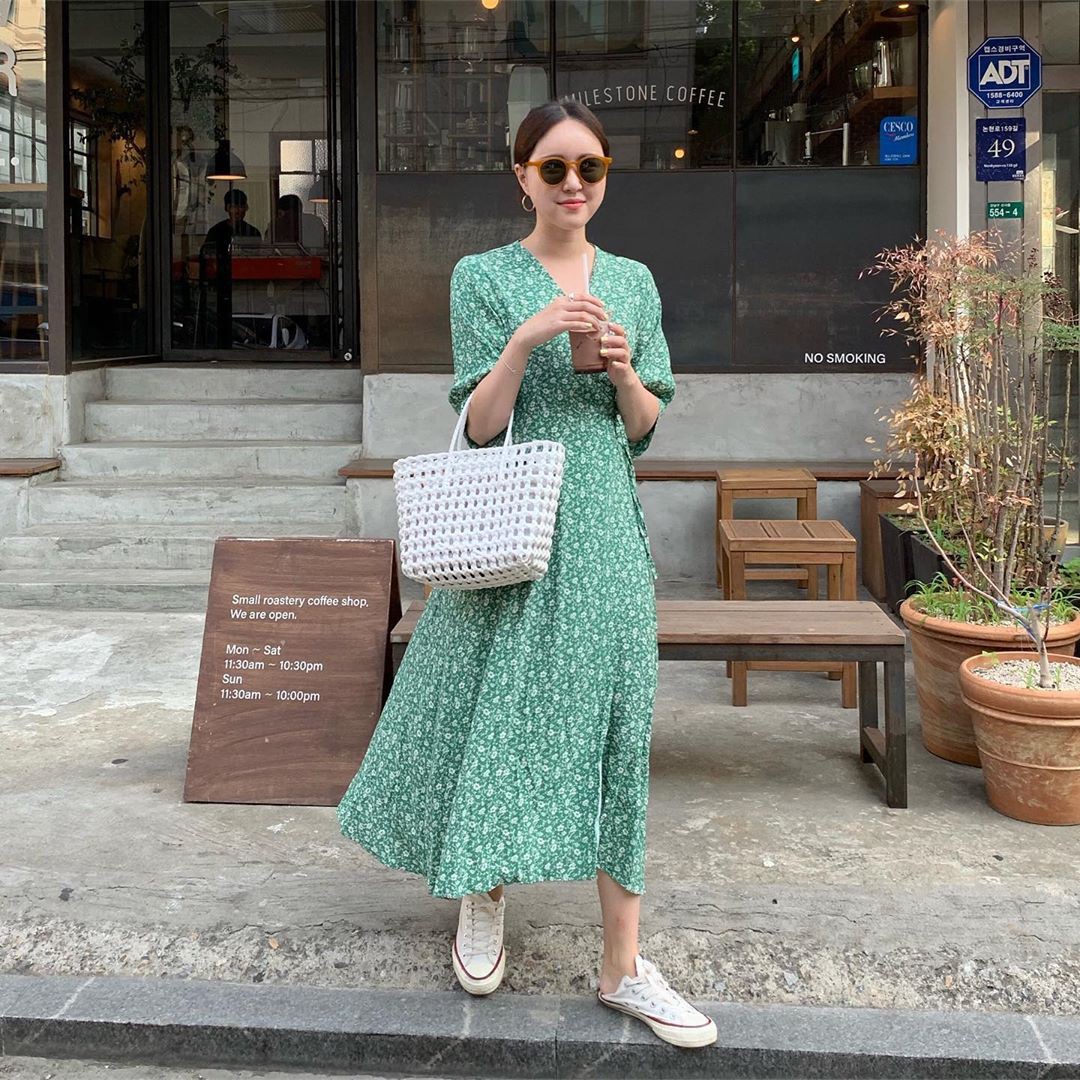 Trời oi bức kinh hoàng, bạn sẽ cần đến gợi ý ăn mặc mát mẻ mà vẫn đẹp xỉu từ các cô nàng Hàn Quốc sành mặc tuần qua - Ảnh 8. Trời oi bức kinh hoàng, bạn sẽ cần đến gợi ý ăn mặc mát mẻ mà vẫn đẹp xỉu từ các cô nàng Hàn Quốc sành mặc tuần qua - Ảnh 8.