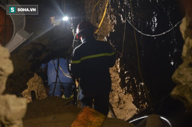 Từ hiện trường cứu hộ người đàn ông mắc kẹt dưới hang ở Lào Cai: Có mùi tử khí phát ra - Ảnh 1.