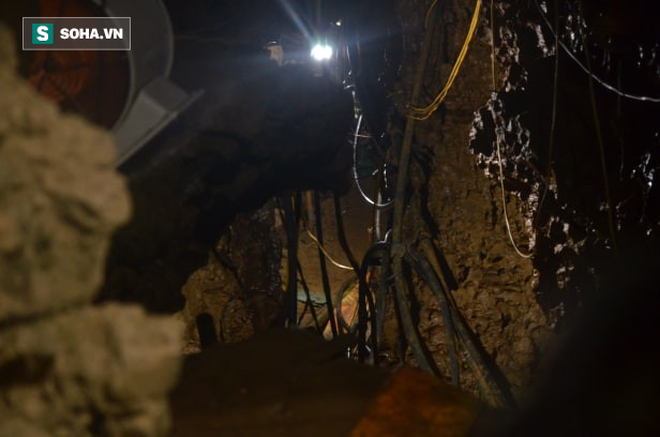 Từ hiện trường cứu hộ người đàn ông mắc kẹt dưới hang ở Lào Cai: Có mùi tử khí phát ra - Ảnh 2.