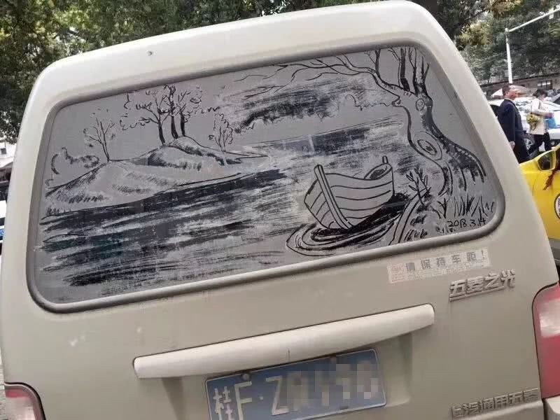 Hình ảnh cô bé tiểu học vẽ bức tranh sơn thủy trên kính xe gây sốt MXH nhưng hóa ra sự thật đằng sau là câu chuyện khác - Ảnh 2. Hình ảnh cô bé tiểu học vẽ bức tranh sơn thủy trên kính xe gây sốt MXH nhưng hóa ra sự thật đằng sau là câu chuyện khác - Ảnh 2.