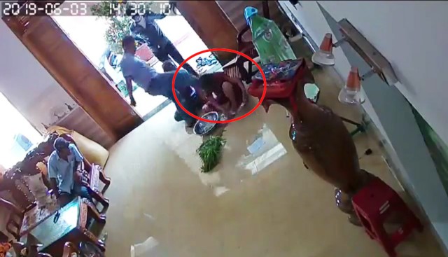 Người phụ nữ bị nhóm côn đồ hành hung ngay tại nhà - Ảnh 1. Người phụ nữ bị nhóm côn đồ hành hung ngay tại nhà - Ảnh 1.