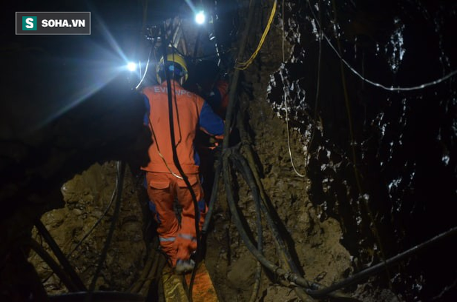 Từ hiện trường cứu hộ người đàn ông mắc kẹt dưới hang ở Lào Cai: Có mùi tử khí phát ra - Ảnh 6.