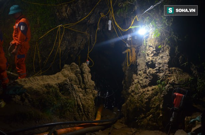 Từ hiện trường cứu hộ người đàn ông mắc kẹt dưới hang ở Lào Cai: Có mùi tử khí phát ra - Ảnh 7.