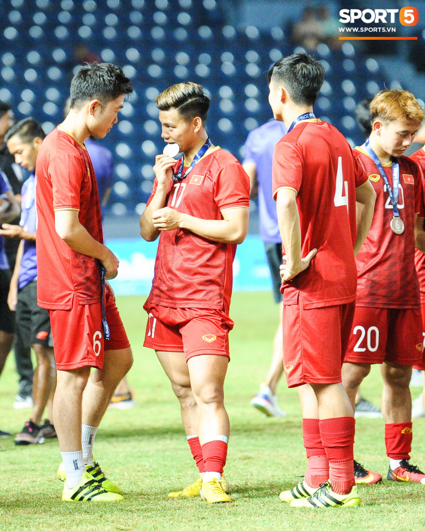 Góc làm gì cho đỡ buồn: Xuân Trường, Văn Thanh cắn huy chương, Tiến Dũng liếc team vô địch bằng ánh mắt hài hước - Ảnh 2.