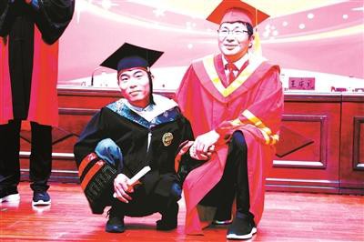 Vượt qua nghịch cảnh, chàng trai bị bệnh bại liệt từ nhỏ nhận bằng tốt nghiệp Y khoa ở tuổi 30 - Ảnh 1.