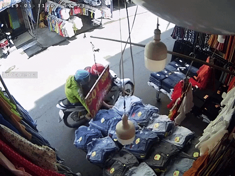 2 thanh ni&ecirc;n cướp h&agrave;ng chục quần jean nữ tr&ecirc;n sạp h&agrave;ng giữa ban ng&agrave;y, d&acirc;n mạng bức x&uacute;c mỉa mai: Mang về mặc h&agrave;ng ng&agrave;y cho hết - Ảnh 2.