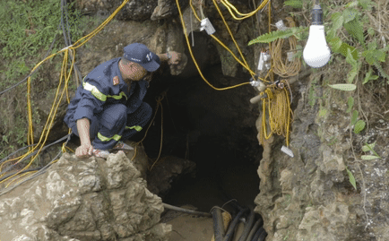 Clip cận cảnh quá trình cứu hộ người đàn ông mắc kẹt trong hang ở Si Ma Cai - Lào Cai - Ảnh 1.