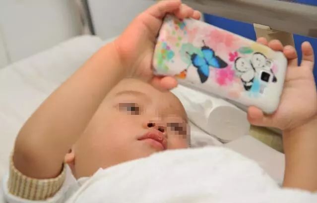 Con g&aacute;i 2 tuổi rưỡi li&ecirc;n tục dụi mắt, gia đ&igrave;nh đưa đi kh&aacute;m th&igrave; ph&aacute;t hiện b&eacute; cận 9 độ, thủ phạm quen thuộc với tất cả phụ huynh - Ảnh 1.