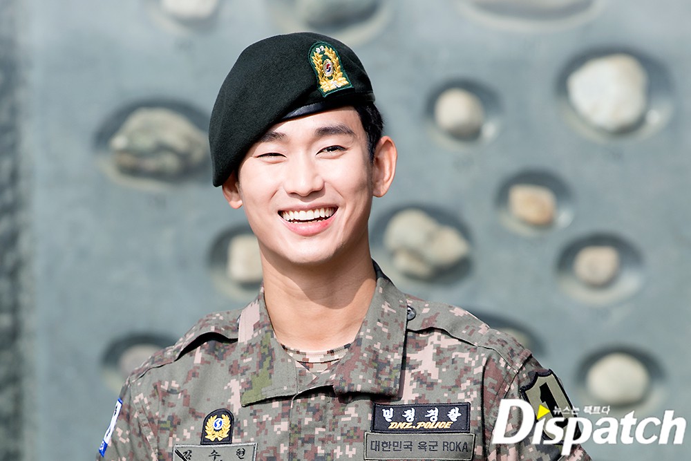 Tài tử Vì sao đưa anh tới Kim Soo Hyun xuất ngũ sau 2 năm: Bảnh bao như bước ra từ cảnh phim, fan quốc tế đến đón - Ảnh 10.