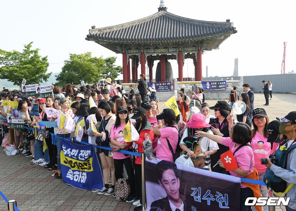 Tài tử Vì sao đưa anh tới Kim Soo Hyun xuất ngũ sau 2 năm: Bảnh bao như bước ra từ cảnh phim, fan quốc tế đến đón - Ảnh 13.