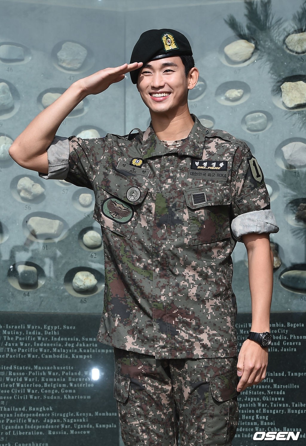 Tài tử Vì sao đưa anh tới Kim Soo Hyun xuất ngũ sau 2 năm: Bảnh bao như bước ra từ cảnh phim, fan quốc tế đến đón - Ảnh 5.