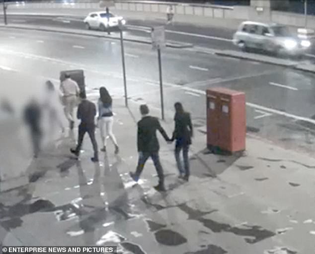 Nắm tay nhau cùng bước đi - hình ảnh cuối của cặp tình nhân gây xót xa trong vụ khủng bố cầu London 2017 - Ảnh 2.