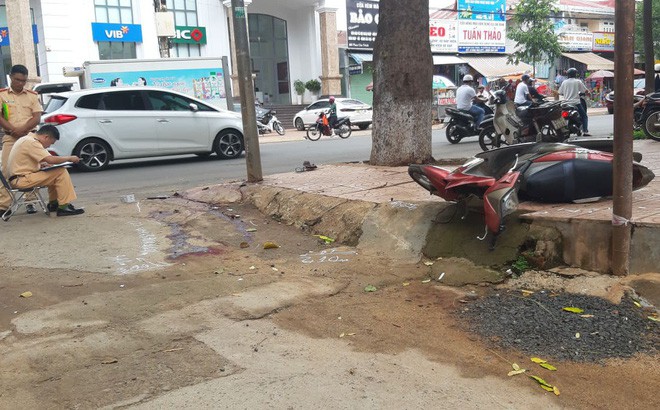 Điều khiển xe máy tông vào cột đèn đường, 2 thanh niên thương vong - Ảnh 1.