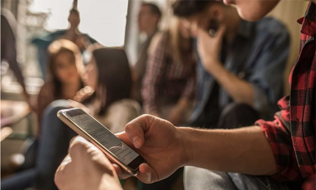 Cậu học sinh 15 tuổi bị xuất huyết n&atilde;o, sau khi chơi điện thoại di động đến đ&ecirc;m khuya  - Ảnh 1.