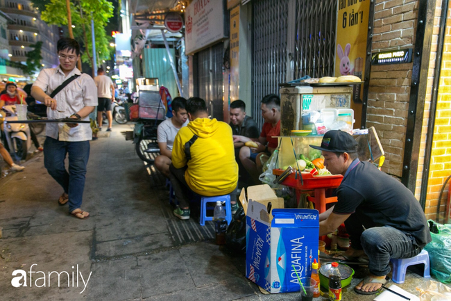 Giữa phố đi bộ Nguyễn Huệ đắt đỏ có một hàng bánh mì chảo lụp xụp giá cực rẻ, cứ càng muộn là càng đông - Ảnh 1.