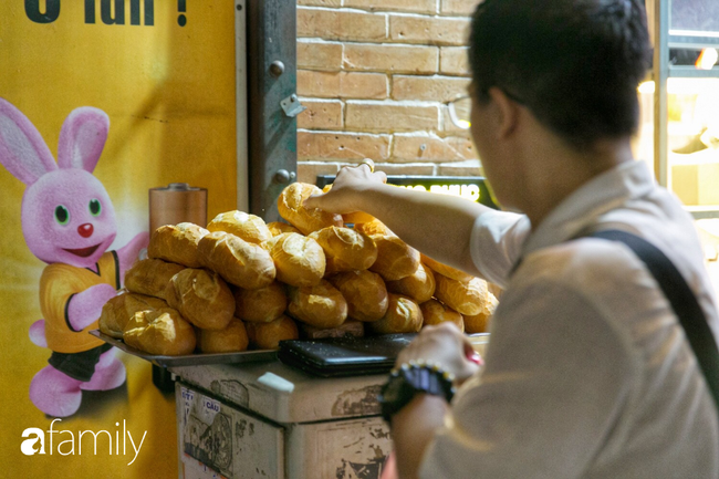 Giữa phố đi bộ Nguyễn Huệ đắt đỏ có một hàng bánh mì chảo lụp xụp giá cực rẻ, cứ càng muộn là càng đông - Ảnh 2.
