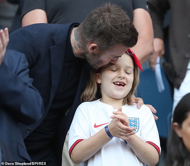 Con gái rượu của Beckham xuất hiện cực thần thái khi chụp hình với mẹ, fan thích thú vì nụ cười giống hệt một người trong nhà - Ảnh 4.