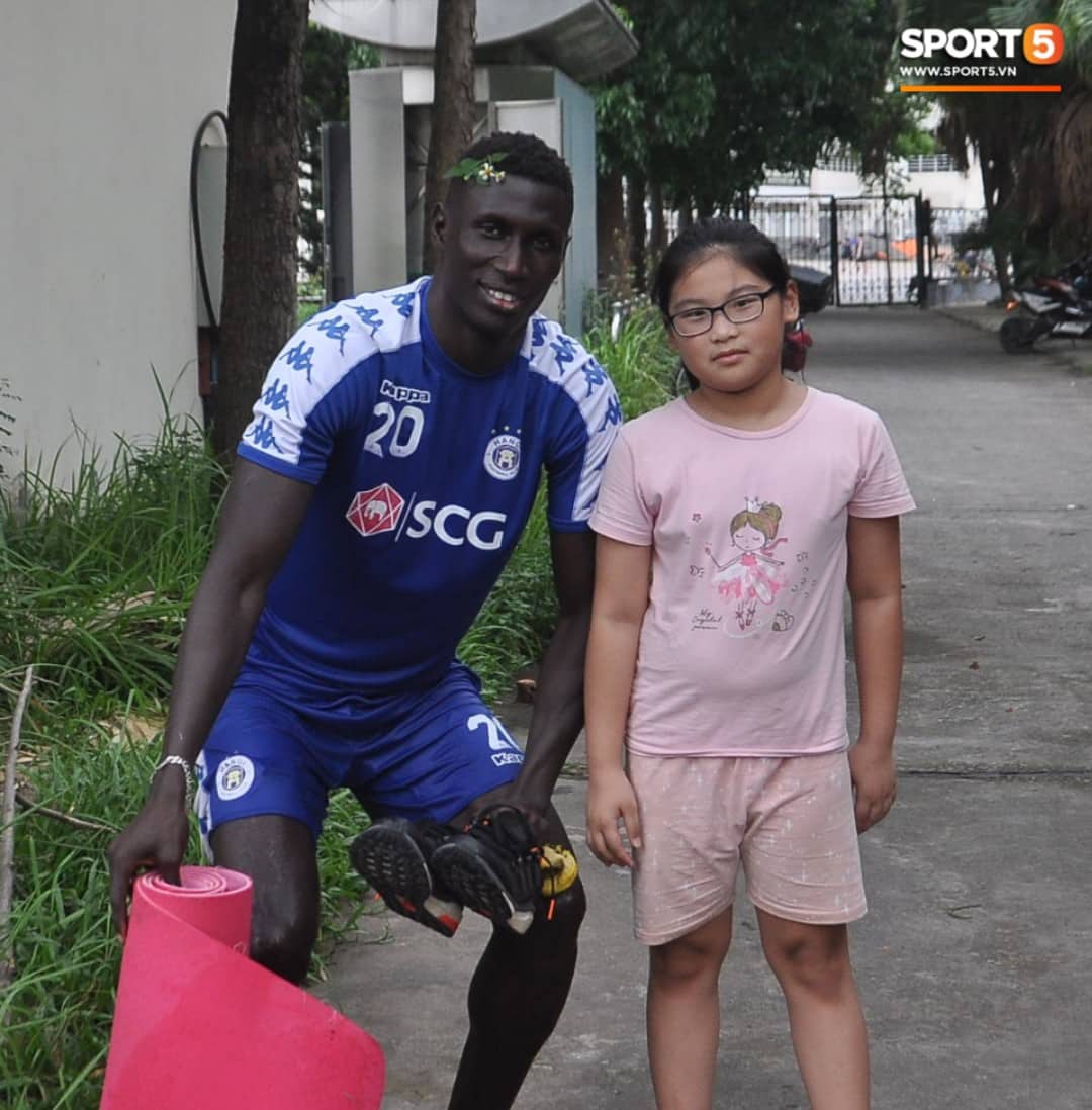 Duy Mạnh, Thành Chung nhận món quà đặc biệt từ fan nhí sau buổi tập cùng CLB Hà Nội - Ảnh 4. Duy Mạnh, Thành Chung nhận món quà đặc biệt từ fan nhí sau buổi tập cùng CLB Hà Nội - Ảnh 4.