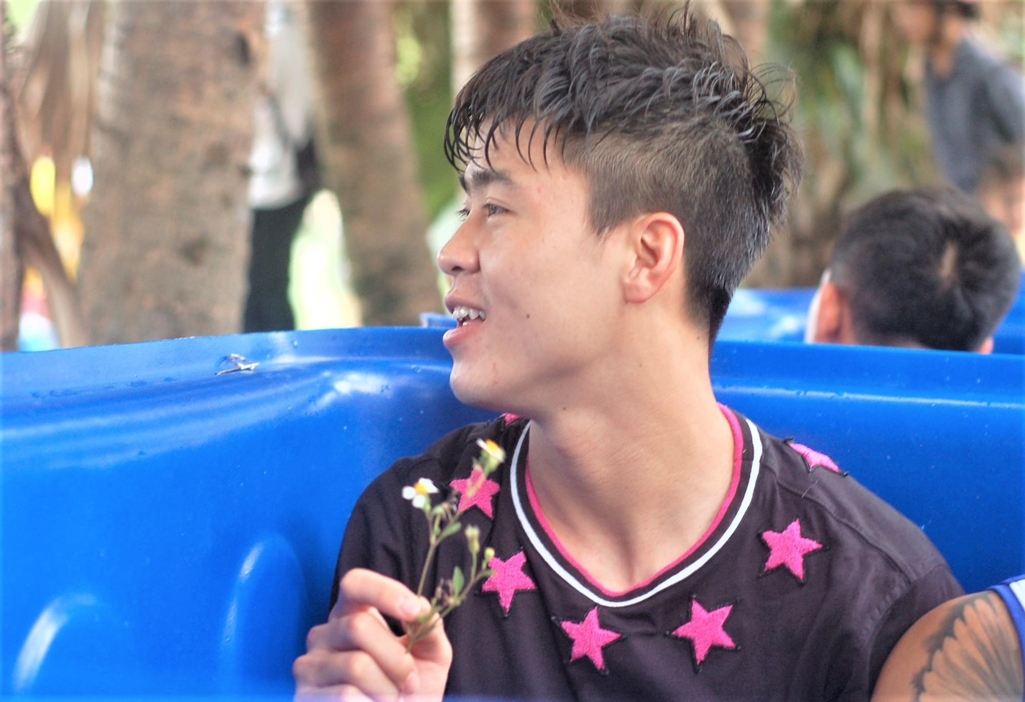 Duy Mạnh, Thành Chung nhận món quà đặc biệt từ fan nhí sau buổi tập cùng CLB Hà Nội - Ảnh 2. Duy Mạnh, Thành Chung nhận món quà đặc biệt từ fan nhí sau buổi tập cùng CLB Hà Nội - Ảnh 2.