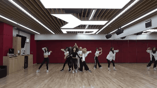 BTS nhảy vũ đạo Boy With Luv tr&ecirc;n nền nhạc Fancy (TWICE): Tưởng kh&ocirc;ng hợp nhưng hợp kh&ocirc;ng tưởng - Ảnh 3.