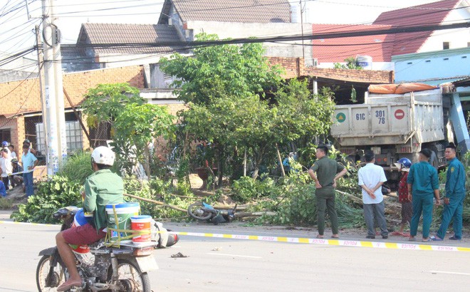 Xe ben đâm 2 xe máy rồi lao vào nhà dân, tông sập mái hiên khiến 1 người chết - Ảnh 1.