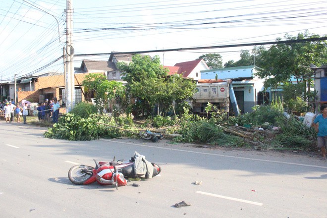 Xe ben đâm 2 xe máy rồi lao vào nhà dân, tông sập mái hiên khiến 1 người chết - Ảnh 2.