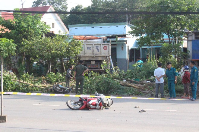 Xe ben đâm 2 xe máy rồi lao vào nhà dân, tông sập mái hiên khiến 1 người chết - Ảnh 3.