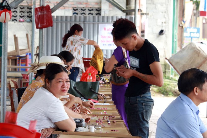 Cận cảnh những viên đá quý long lanh bày bán ở chợ đá quý Lục Yên, Yên Bái - Ảnh 9.