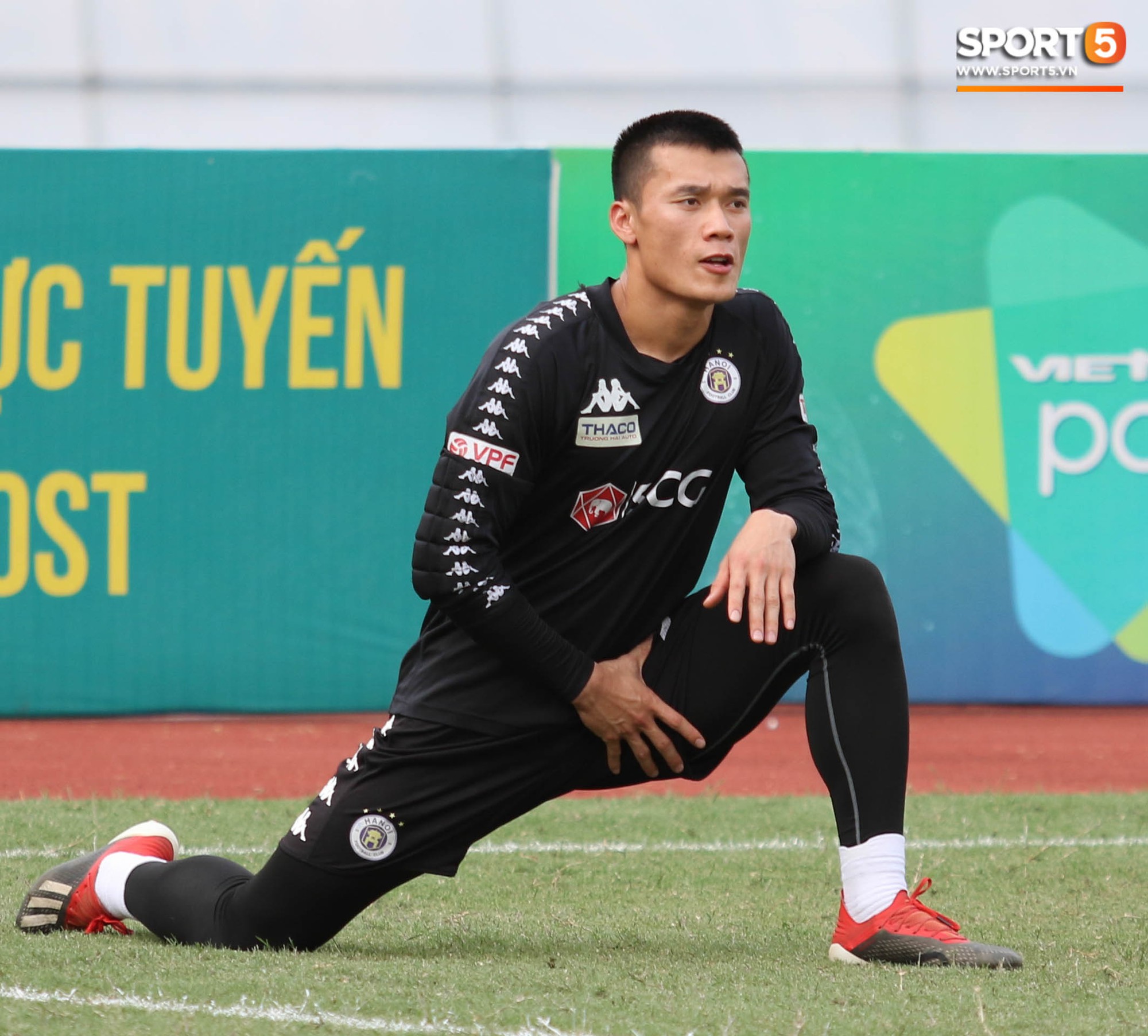 Thủ môn Bùi Tiến Dũng thi bằng lái ô tô: Lâu lắm rồi em mới có kỳ thi khó khăn thế này - Ảnh 4. Thủ môn Bùi Tiến Dũng thi bằng lái ô tô: Lâu lắm rồi em mới có kỳ thi khó khăn thế này - Ảnh 4.