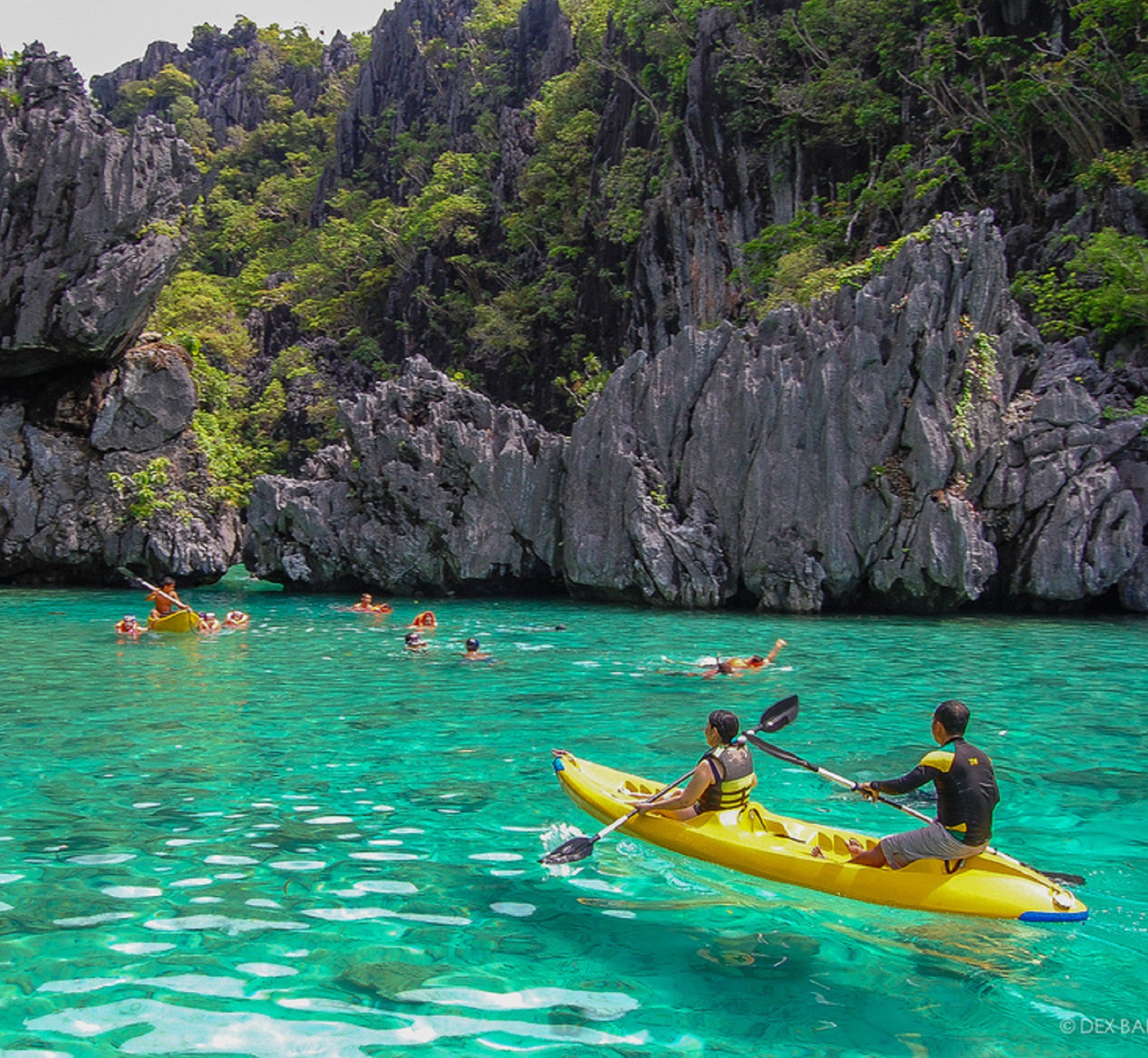 Big Lagoon có nước màu xanh ngọc, trong đến nỗi mà nếu lựa đúng góc chụp thì cảm giác như du khách đang chèo thuyền trên không trung vậy đó.