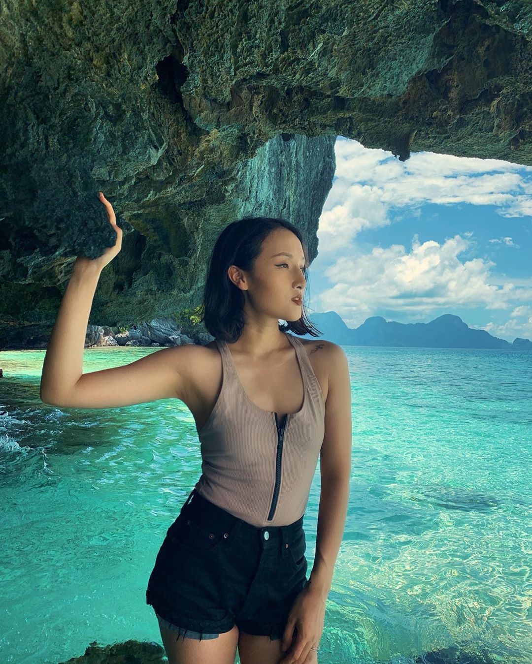 Big Lagoon cũng có một số mỏm đá hoặc hang động để du khách ghé thăm.
