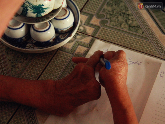 Gặp gia đình một ngón tài hoa ở Hà Nam: Người thầy vượt qua nghịch cảnh, viết chữ đẹp nhất vùng - Ảnh 2.